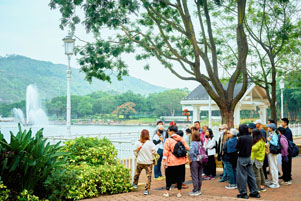 漫步湖畔。迪欣湖1