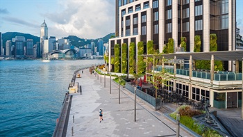 尖沙咀海滨的翻新工程建设了较高的行人通道，尽可能减少阻碍，并提高沿岸设施的功能。