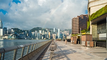 Seating along the promenade were designed like high bar chairs to offer an unobstructed sea view from an elevated position. The couple seats are built with drink holders in between, making it a perfect spot for resting or socialising.