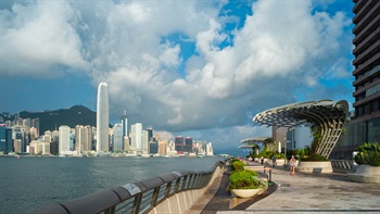 尖沙咀海滨长廊位于维多利亚港沿岸，交通方便，能饱览维港和港岛的景色。星光大道于2004年落成，以纪念香港电影界的名人，并在2019年进行翻新工程。
