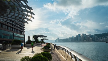 沿岸高低起伏的栏杆像是荡漾的海浪，让游人可以靠在岸边轻松欣赏美景。