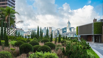 梳士巴利花园座落尖沙咀海傍的中心地带，位于香港艺术馆、艺术广场及香港太空馆之间，由康乐及文化事务署（康文署）管理，是尖沙咀闹市内的休憩空间。