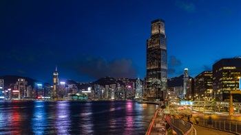 无论早晚，尖沙咀海傍的人流都络绎不绝，因此空间必须能容纳多种功能和活动。