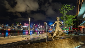 Central to the Avenue’s theme is the martial arts master, Bruce Lee who’s bronze statue is situated in a central, prominent position on the promenade elevated on top of a water feature, recalling his famous quote ‘Be formless, shapeless, like water’.