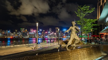 配合星光大道的主题，武术巨星兼武术家李小龙的铜像竖立在长廊中央，铜像下方设有流水阶梯的底座，呼应他的名句「无形无相，活像流水」。
