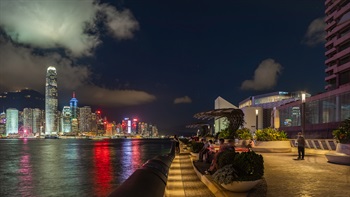 The undulating handrail is synchronised with seating pods that provide spectacular unobstructed views to the harbour and beyond.