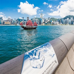Tourists and visitors can learn more about the history and achievement of Hong Kong film industry with the handprints of stars and plaques embedded in the railings. The wide rail is a product made from recycled rice husks and has been selected for its durability and tactile qualities.